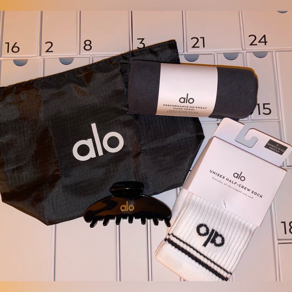 Alo Yoga Holiday Bundle